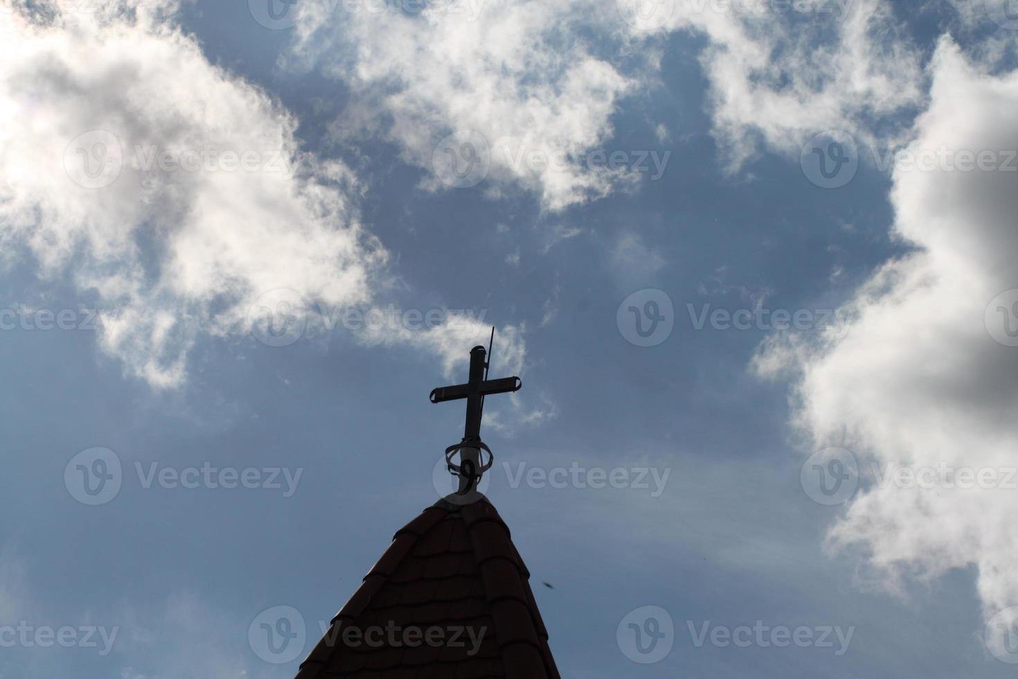 la croce sulla cupola del tempio e il bel cielo azzurro foto