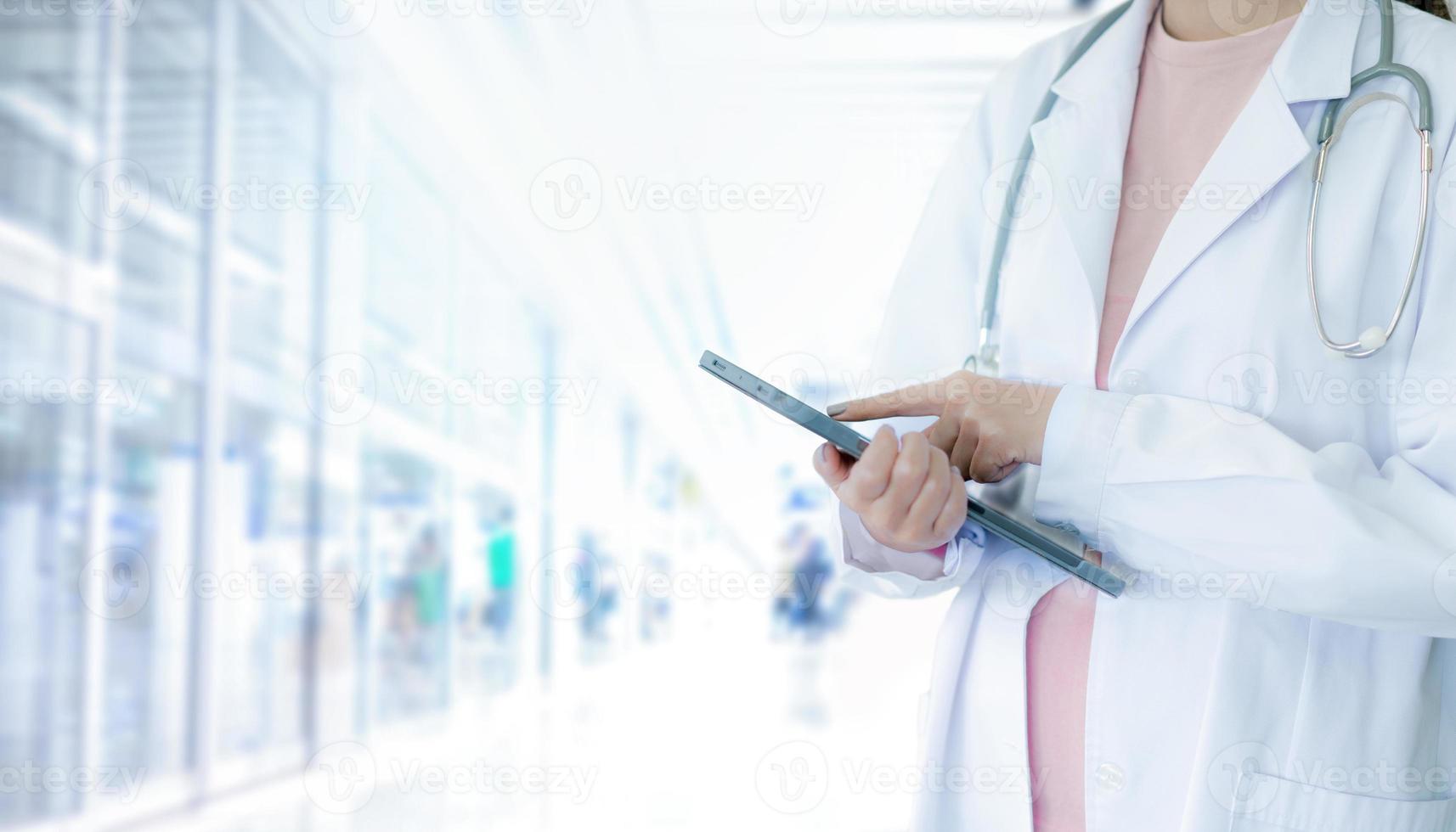 medico toccando tablet per il medico in ospedale. tecnologia medica e concetto futuristico foto