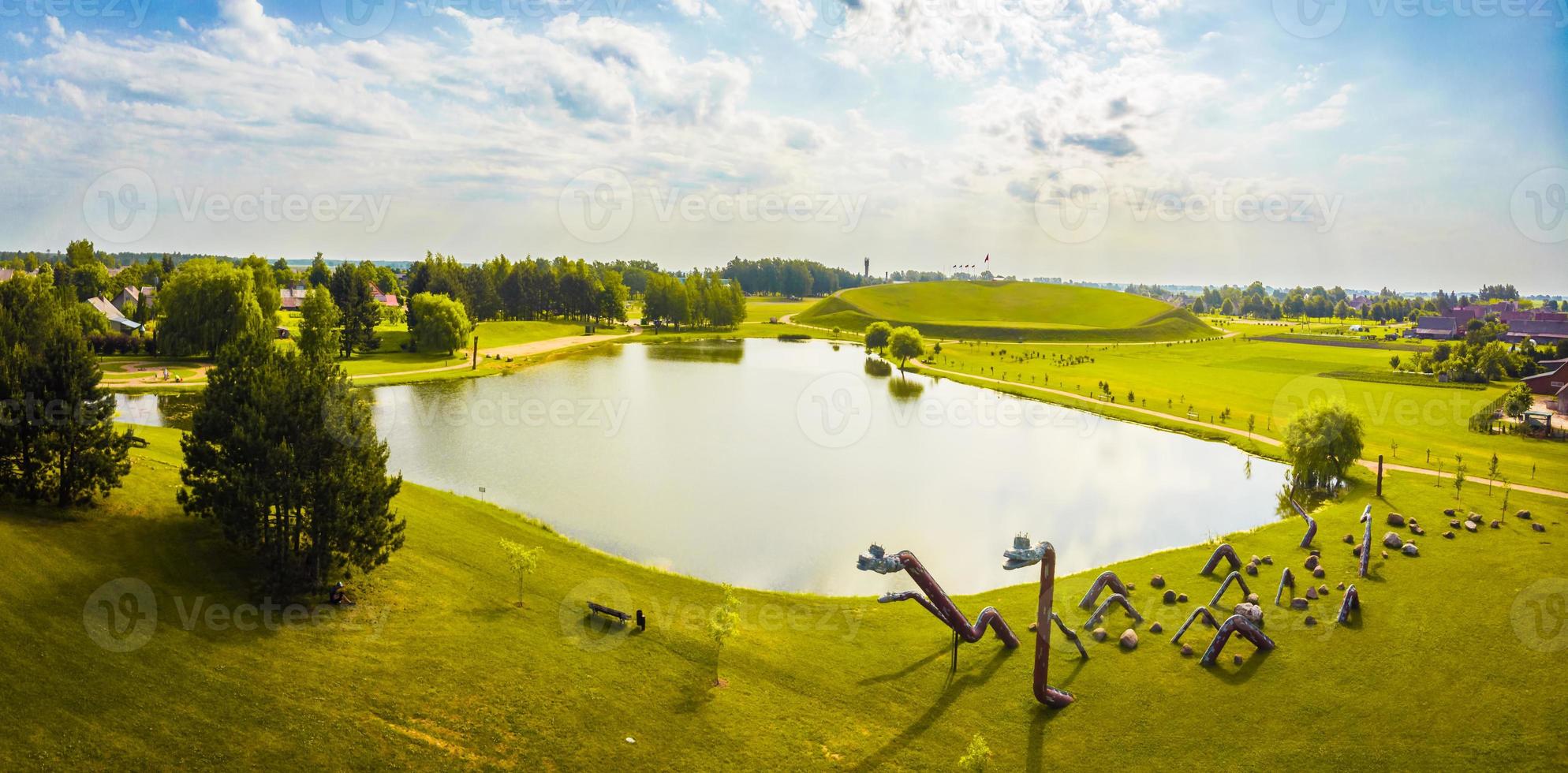 naisiai, lituania 2021 - bellissime statue di metallo punto di riferimento sul lago nella campagna lituana foto