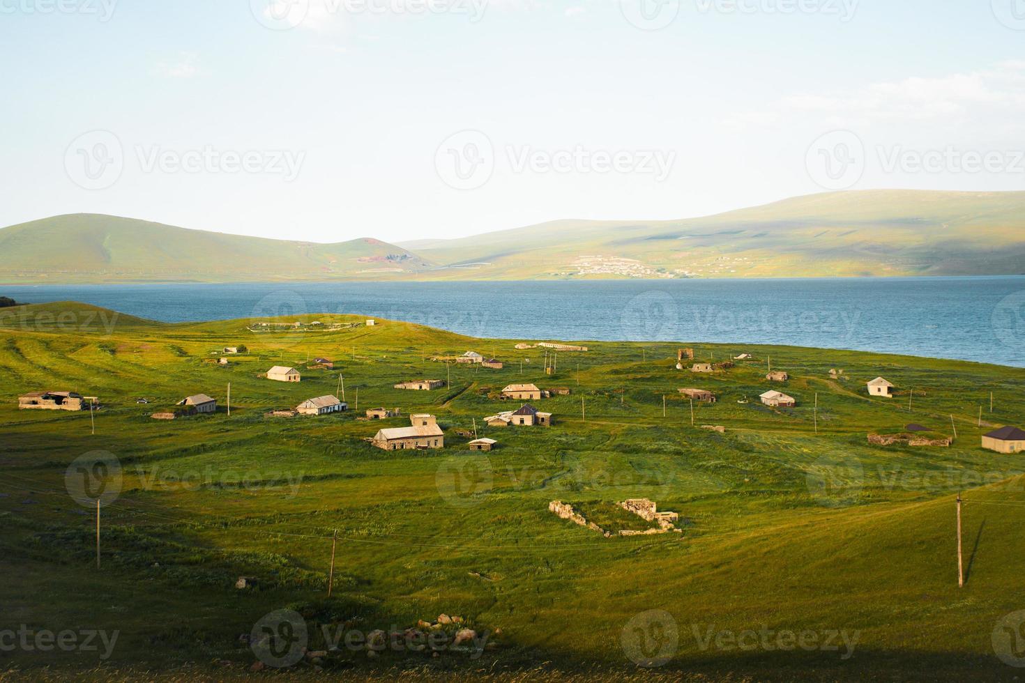 villaggio abbandonato di vladimirovka sul lago paravani in estate foto