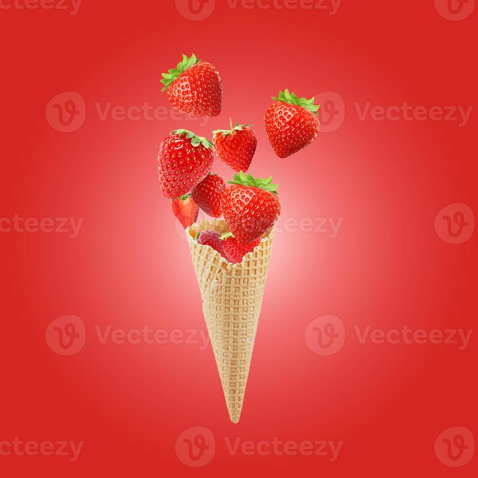 cornetta waffle con fragole su sfondo rosso. concetto di frutta creativa. spruzzare gelato alla fragola. gelato sospeso nell'aria. le fragole volano da un cono di cialda. foto