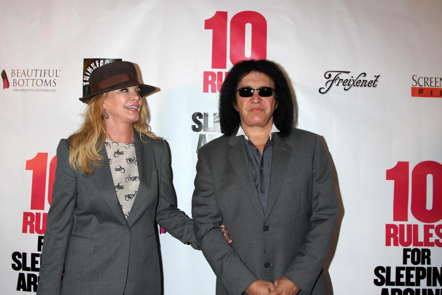 los angeles, 1 aprile - shannon tweed, gene simmons alle 10 regole per dormire intorno alla premiere al teatro egiziano il 1 aprile 2014 a los angeles, ca foto