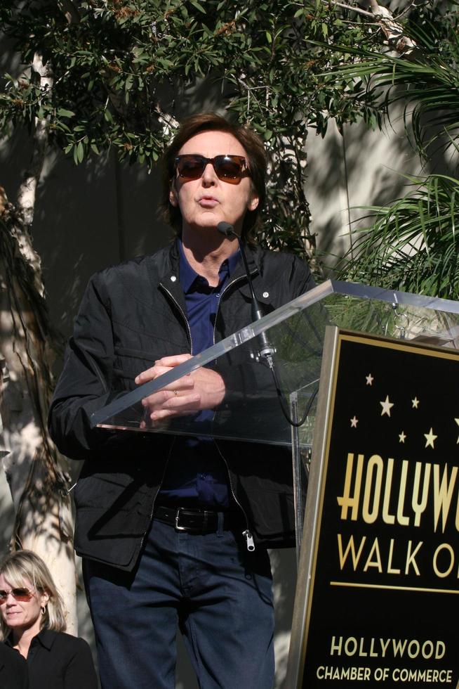 Los angeles, 9 febbraio - paul mccartney alla cerimonia di hollywood walk of fame per paul mccartney al capital record building il 9 febbraio 2012 a los angeles, ca foto