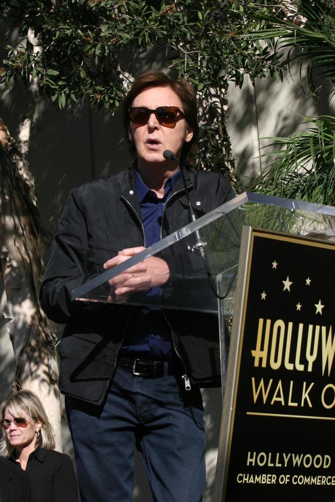 Los angeles, 9 febbraio - paul mccartney alla cerimonia di hollywood walk of fame per paul mccartney al capital record building il 9 febbraio 2012 a los angeles, ca foto