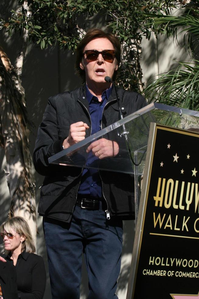 Los angeles, 9 febbraio - paul mccartney alla cerimonia di hollywood walk of fame per paul mccartney al capital record building il 9 febbraio 2012 a los angeles, ca foto