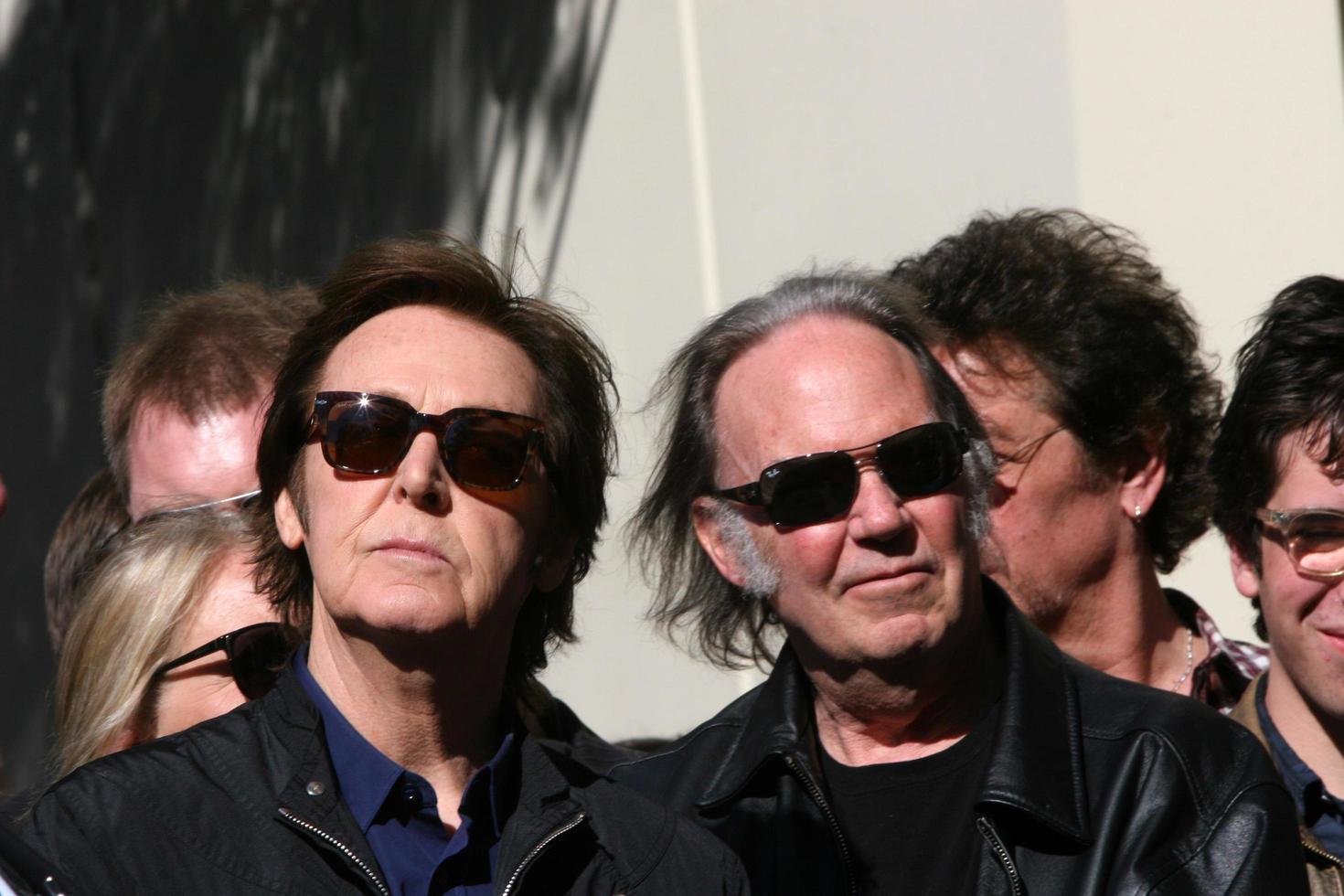 los angeles, 9 febbraio - paul mccartney, neil young alla cerimonia di hollywood walk of fame per paul mccartney al capital record building il 9 febbraio 2012 a los angeles, ca foto