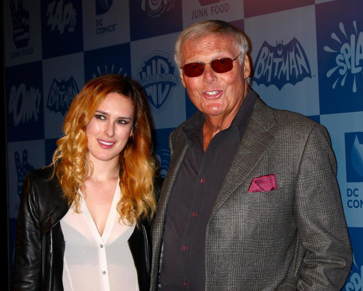 Los angeles, 21 mar - rumer willis, adam west al lancio della linea di prodotti batman al meltdown comics il 21 marzo 2013 a los angeles, ca foto