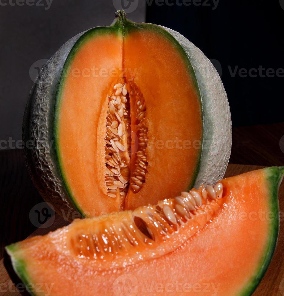 primo piano di melone e fetta di melone succoso. foto