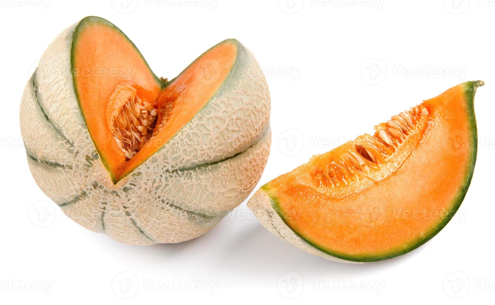 il melone maturo e il pezzo sono isolati su uno sfondo bianco. foto