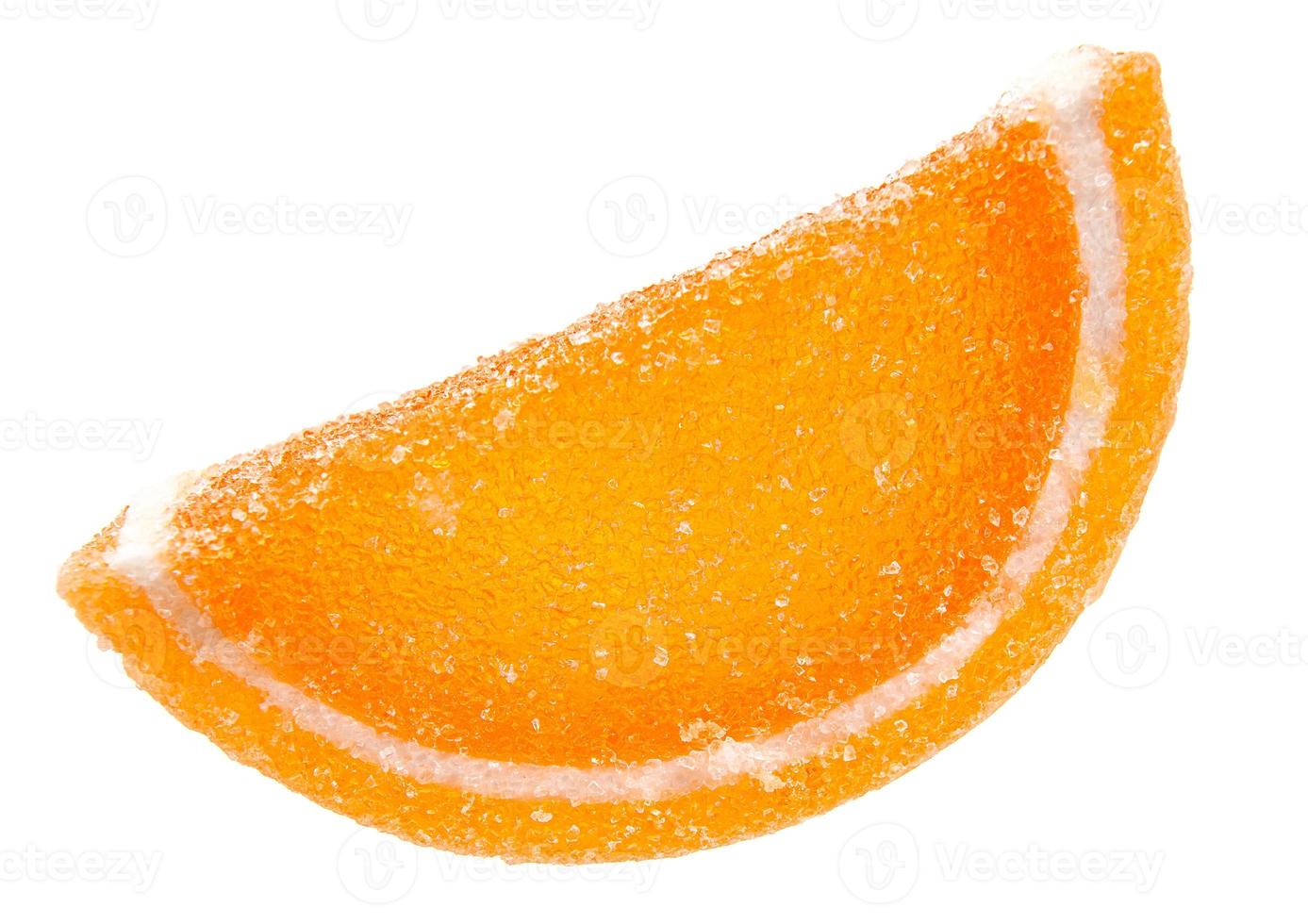 una fetta di marmellata di arance è isolata su uno sfondo bianco. caramelle alla marmellata. foto