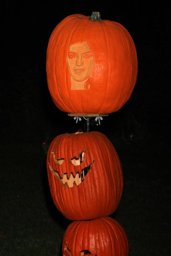 los angeles, 4 ottobre - kylie jenner zucca scolpita all'aumento del jack o lanterne ai giardini di descanso il 4 ottobre 2014 in la canada flintridge, ca foto