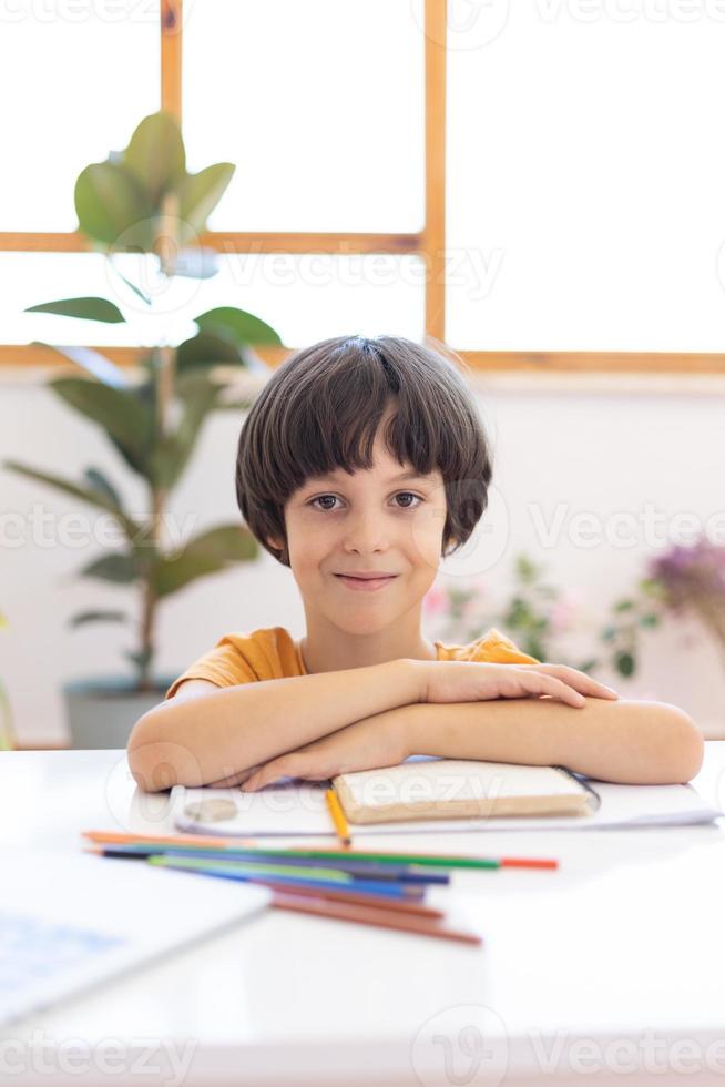 ritratto di un bambino in classe foto