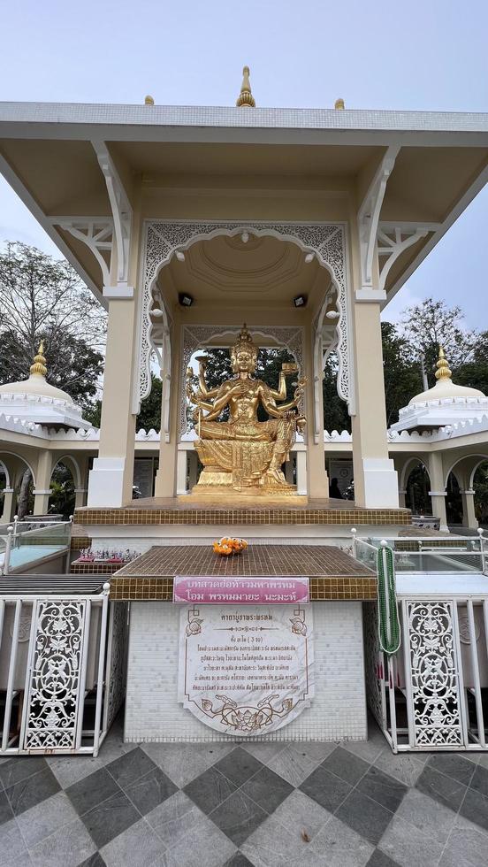 phra brahma color oro templi thailandesi cose sacre credenze buddha foto