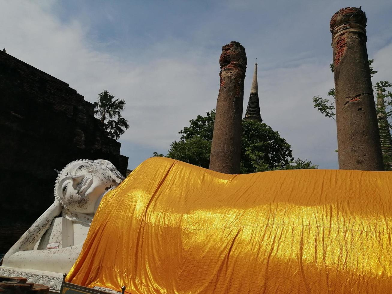 buddha colore oro tempio tailandese cose sacre credenza foto