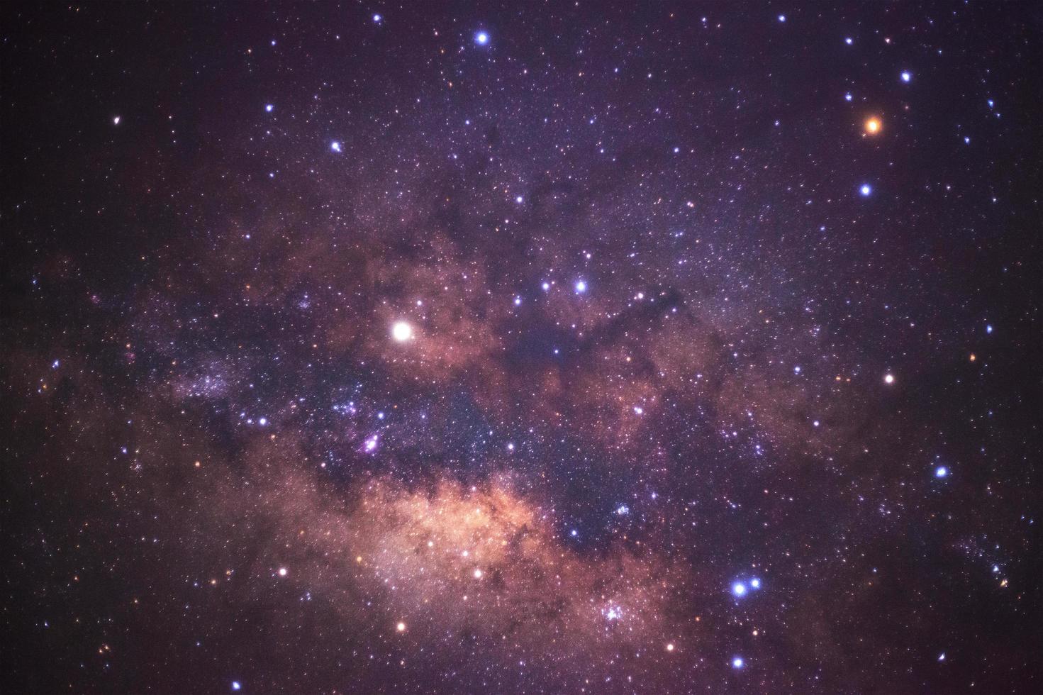 cielo notturno stellato, galassia della Via Lattea con stelle e polvere spaziale nell'universo, fotografia a lunga esposizione, con grano. foto