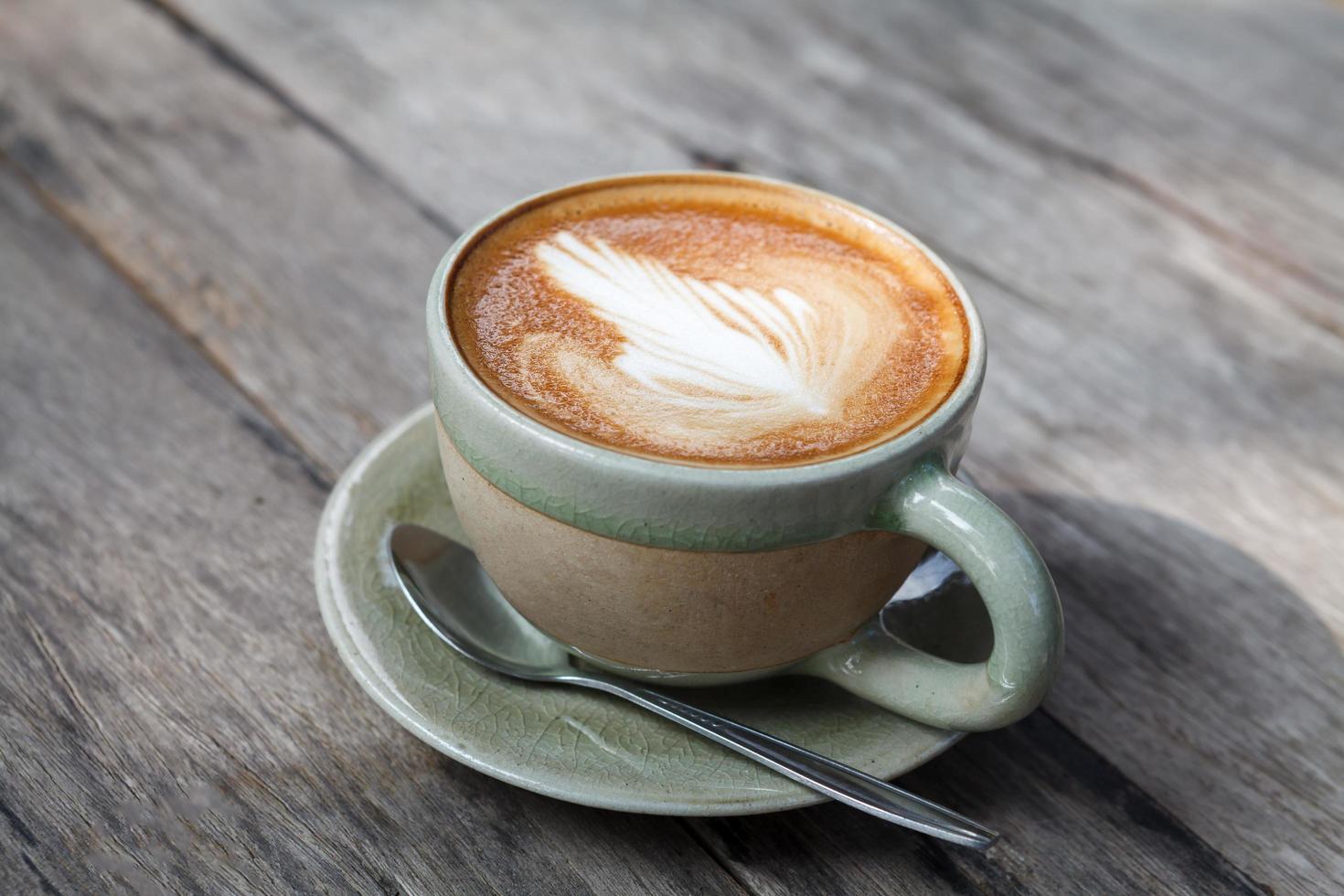 primo piano tazza di caffè latte su legno foto