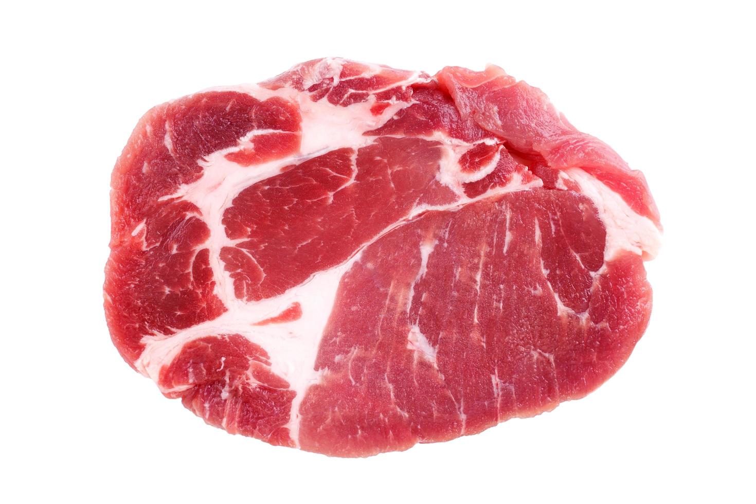 bistecca di carne di maiale cruda fresca collo isolato su sfondo bianco foto