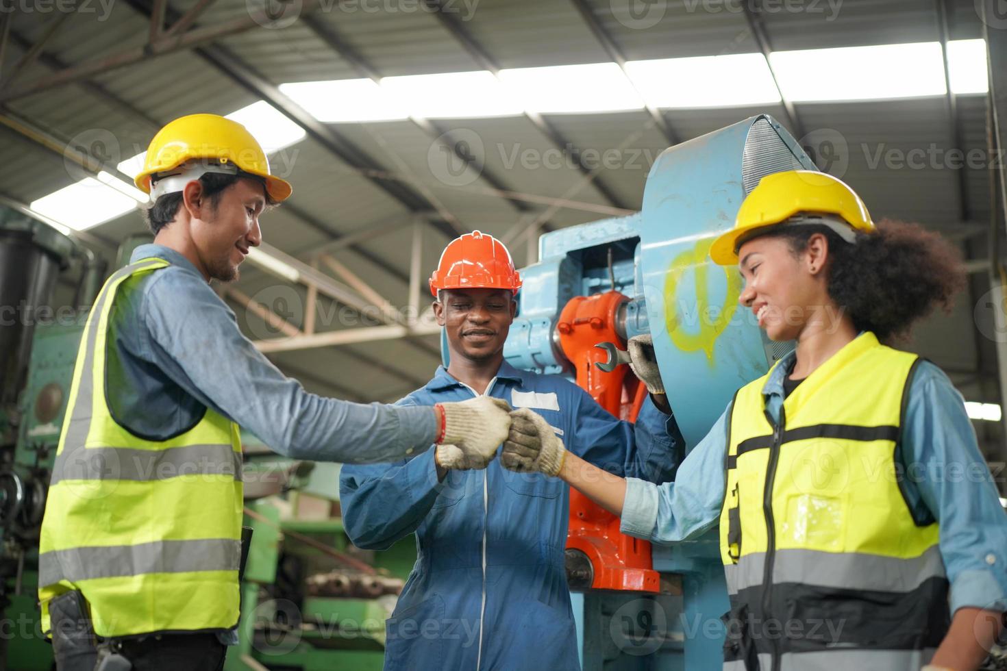 ritratto di un ingegnere professionista dell'industria pesante che indossa uniforme, occhiali e elmetto in una fabbrica di acciaio. specialista industriale in piedi in una struttura di costruzioni metalliche. foto