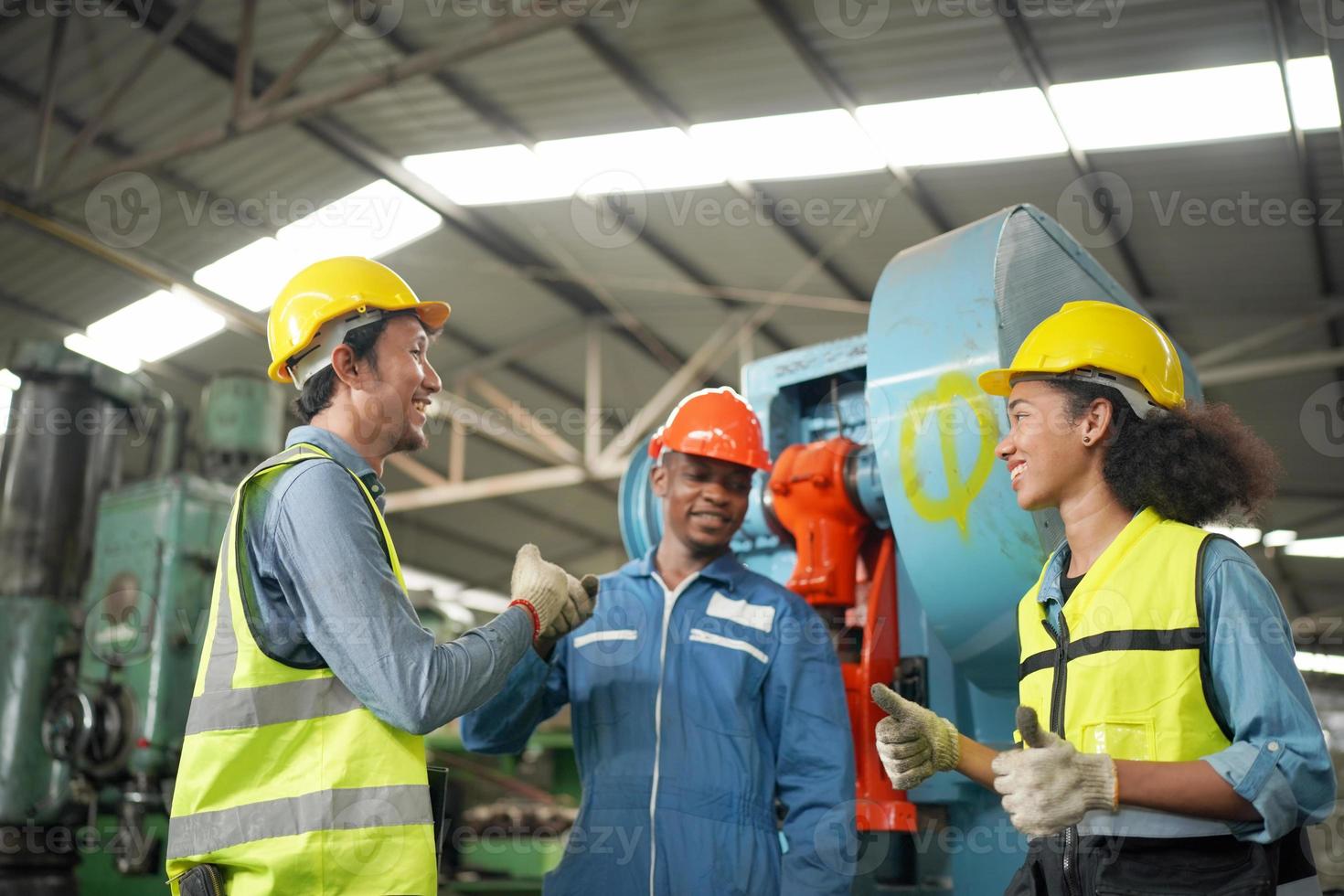 ritratto di un ingegnere professionista dell'industria pesante che indossa uniforme, occhiali e elmetto in una fabbrica di acciaio. specialista industriale in piedi in una struttura di costruzioni metalliche. foto