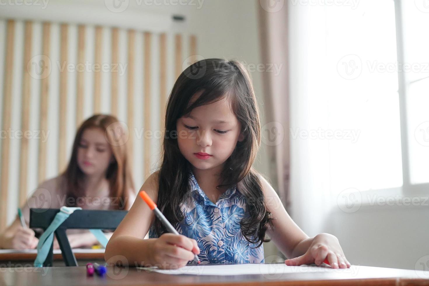 bambini acquerelli e figli di disegni su bianca carta, menzogna su un'  piccolo kigs tavolo, Il prossimo per un' sedia. scuola materna 16206320  Stock Photo su Vecteezy