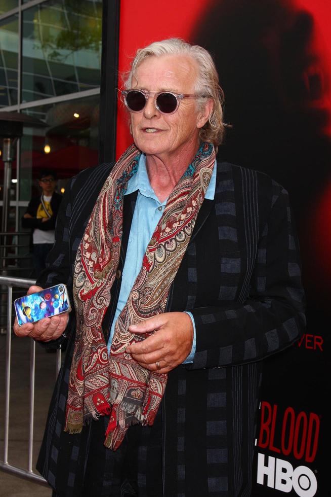 los angeles, 11 giugno - rutger hauer arriva alla prima proiezione della sesta stagione del sangue vero presso i teatri di hollywood arclight l'11 giugno 2013 a los angeles, ca foto