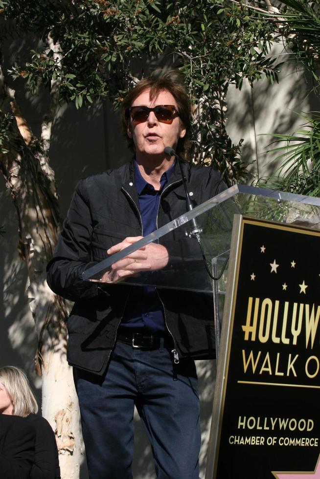 Los angeles, 9 febbraio - paul mccartney alla cerimonia di hollywood walk of fame per paul mccartney al capital record building il 9 febbraio 2012 a los angeles, ca foto