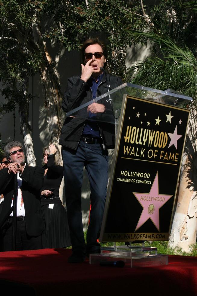 Los angeles, 9 febbraio - paul mccartney alla cerimonia di hollywood walk of fame per paul mccartney al capital record building il 9 febbraio 2012 a los angeles, ca foto