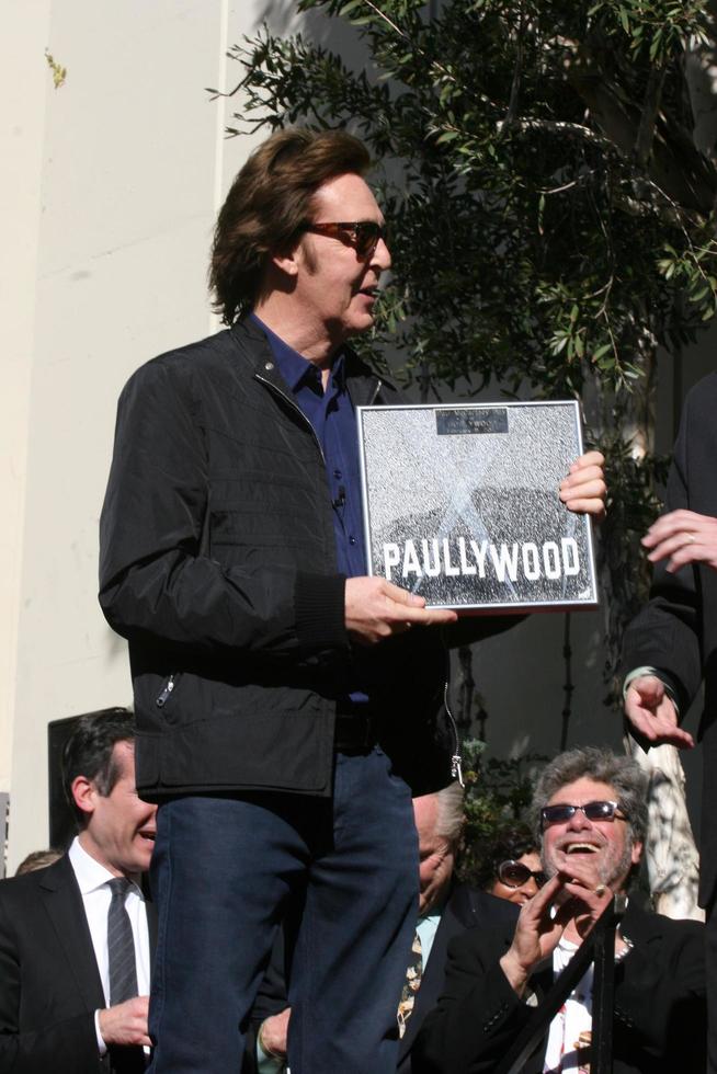 Los angeles, 9 febbraio - paul mccartney alla cerimonia di hollywood walk of fame per paul mccartney al capital record building il 9 febbraio 2012 a los angeles, ca foto