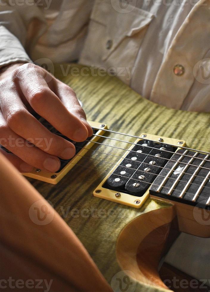 primo piano di un uomo che suona la chitarra foto