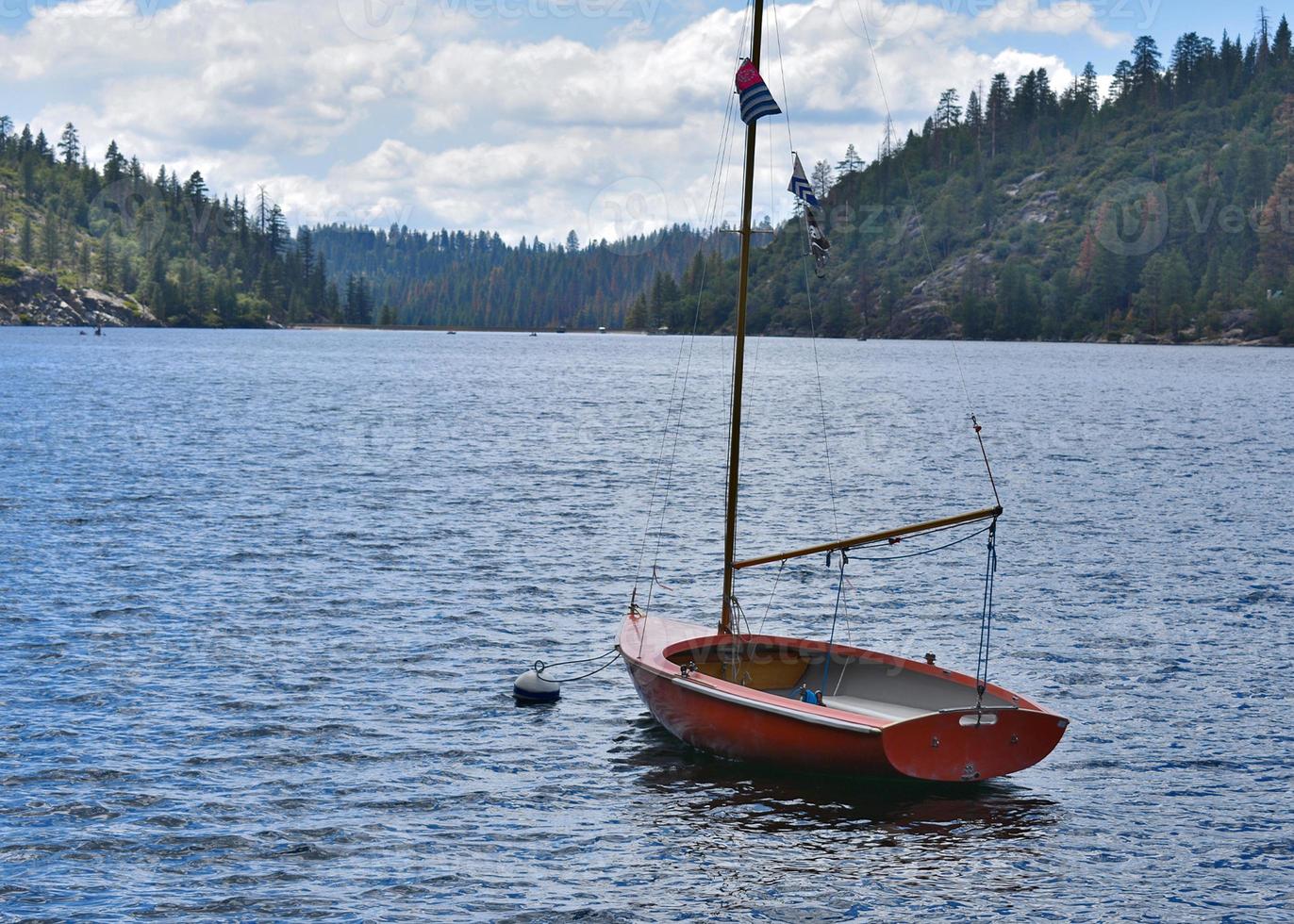 barca a vela su un lago foto