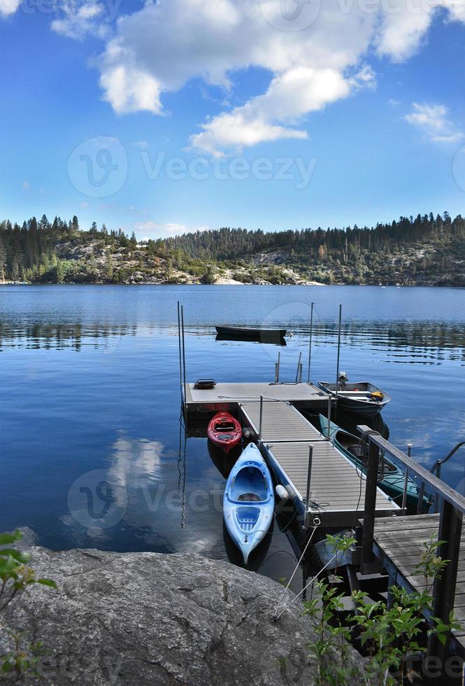 darsena sul lago con kayak foto