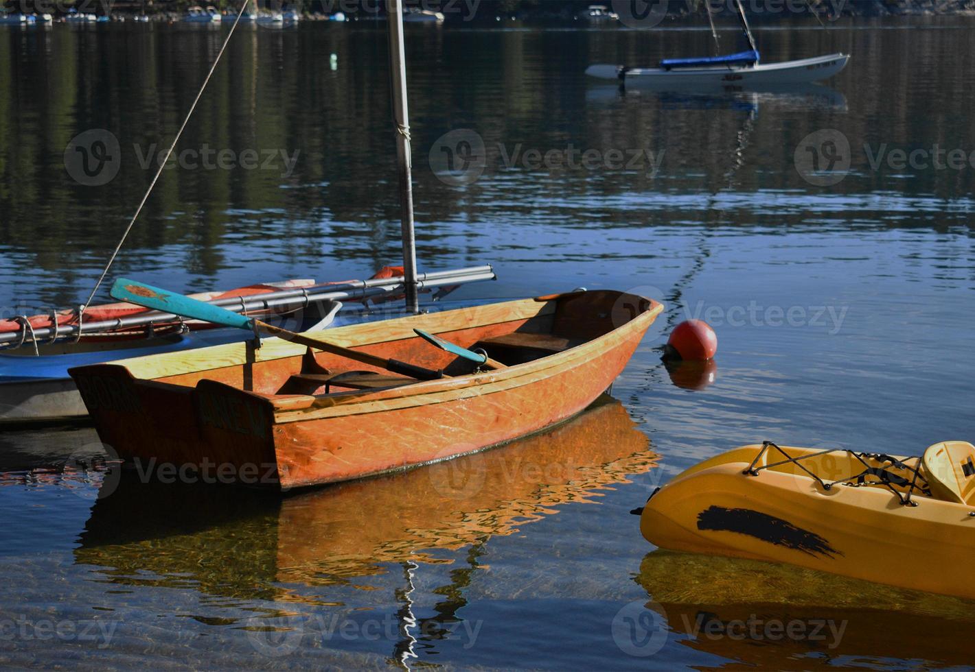 barca a remi in legno sul lago foto