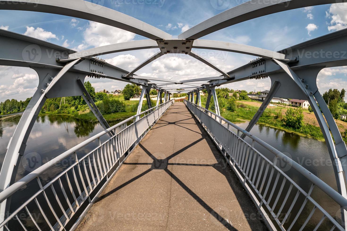 struttura in ferro e acciaio del ponte pedonale sul fiume. vista grandangolare foto