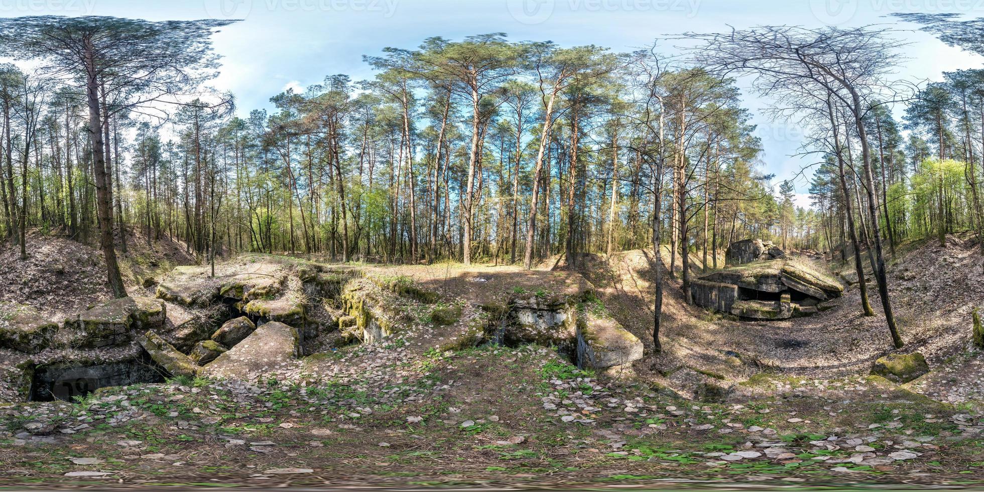 panorama sferico completo senza cuciture vista angolare a 360 gradi fortezza militare abbandonata in rovina della prima guerra mondiale nella pineta in proiezione equirettangolare, contenuto vr ar foto