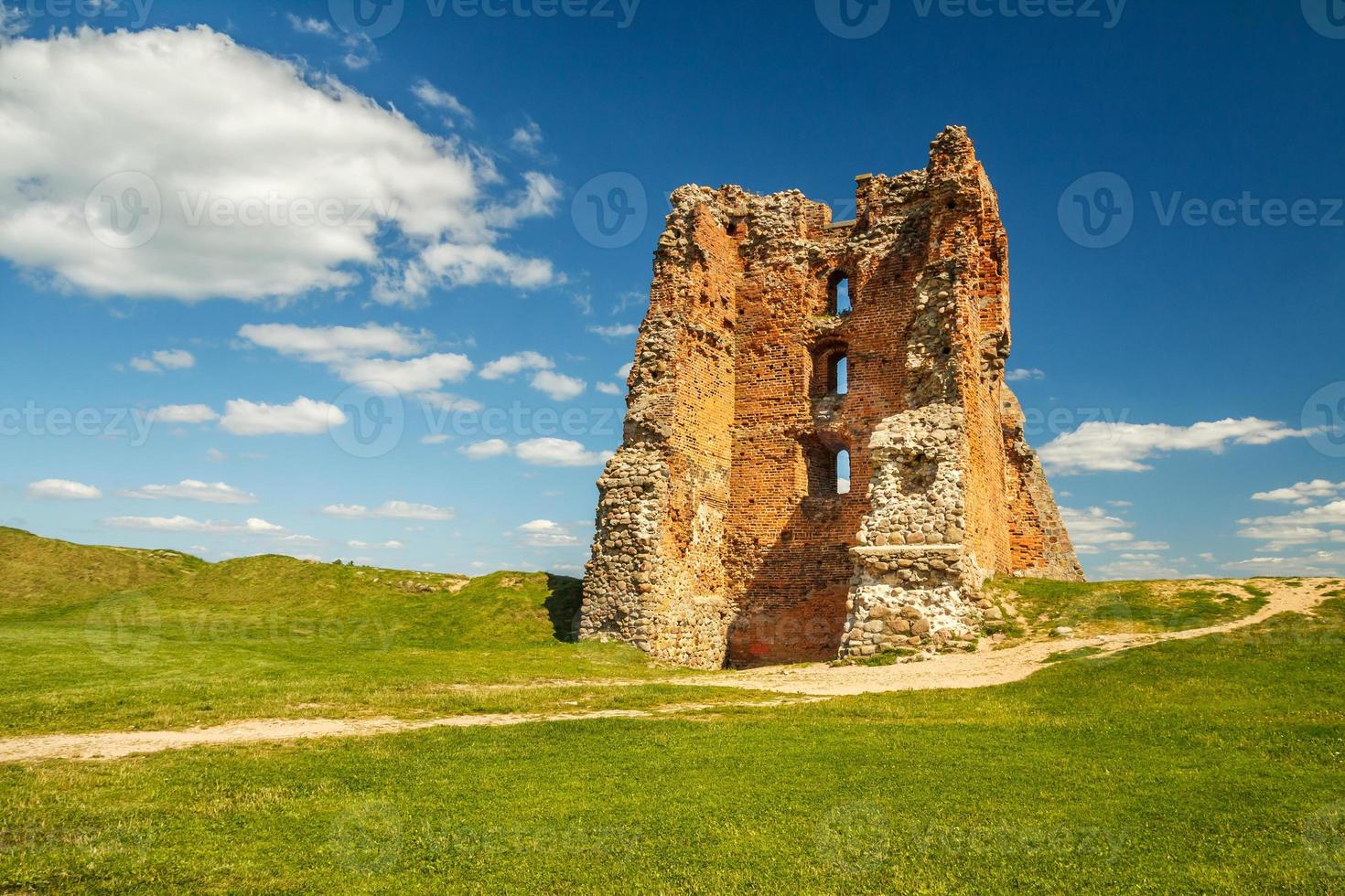 rovine di un antico castello medievale abbandonato del cavaliere del granducato di lituania, il più grande stato d'Europa con sentiero di ghiaia nella soleggiata giornata estiva foto