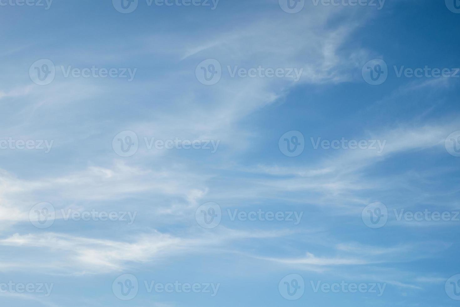 sfondo del cielo blu con minuscole nuvole bianche. giornata di schiarimento e bel tempo foto