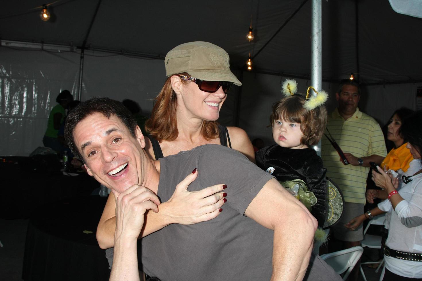 los angeles, 1 ottobre - christian leblanc, michelle staffrod e la figlia che arrivano alla luce la notte hollywood walk 2011 ai Sunset Gower Studios il 1 ottobre 2011 a los angeles, ca foto