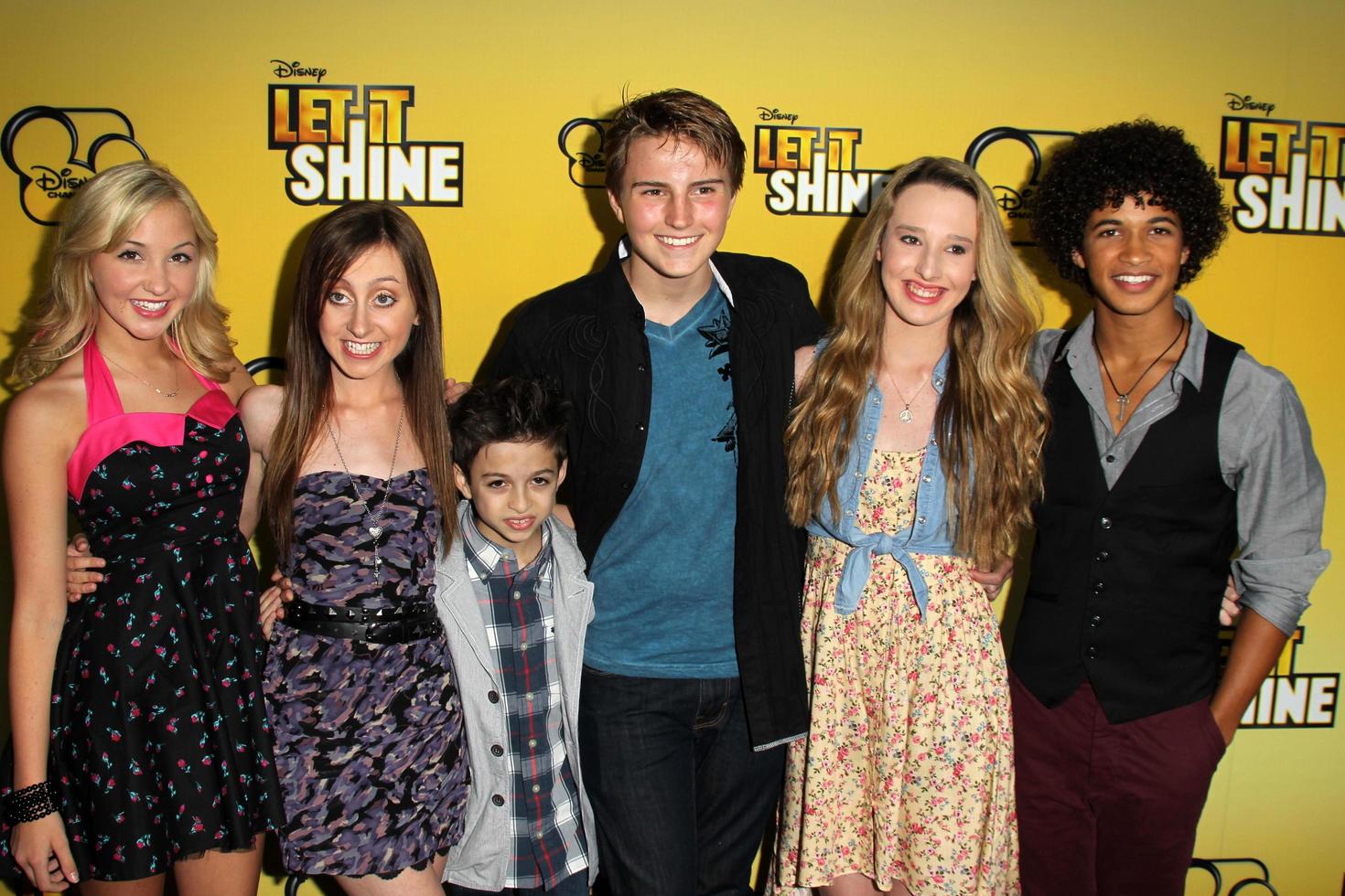 los angeles, 5 giugno - un cast così casuale che arriva alla premiere di disney channel lo fa brillare al teatro dga il 5 giugno 2012 a los angeles, ca foto