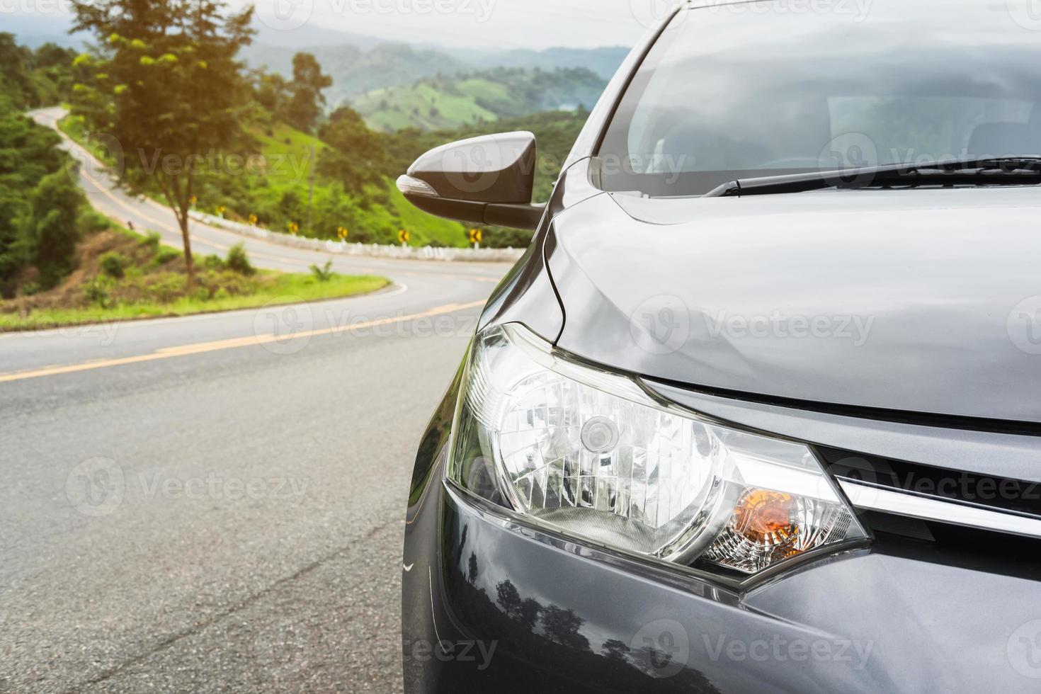 davanti al parcheggio auto sulla strada in salita foto