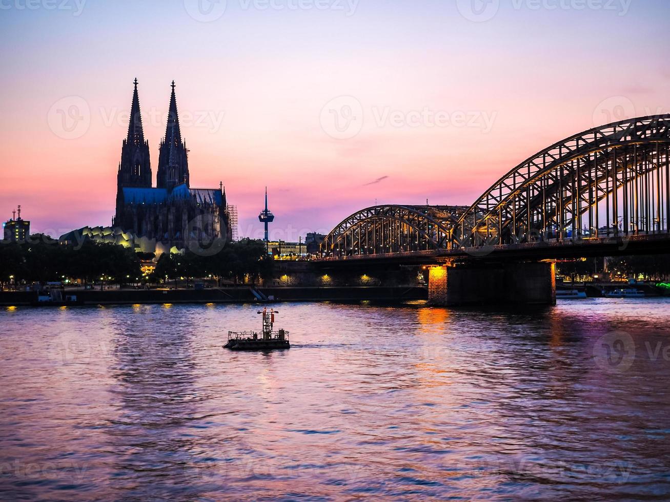 hdr cattedrale di san pietro e ponte hohenzollern sul fiume Reno foto