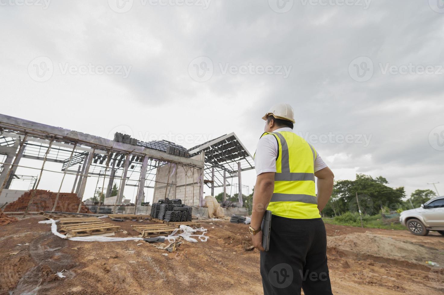 ingegneri e architetti supervisionano la costruzione di case nei cantieri residenziali. foto