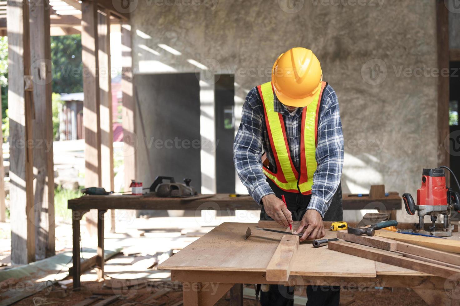 falegname che lavora in un ufficio di falegnameria asiatico ritratto di lavoro di un uomo bianco. foto