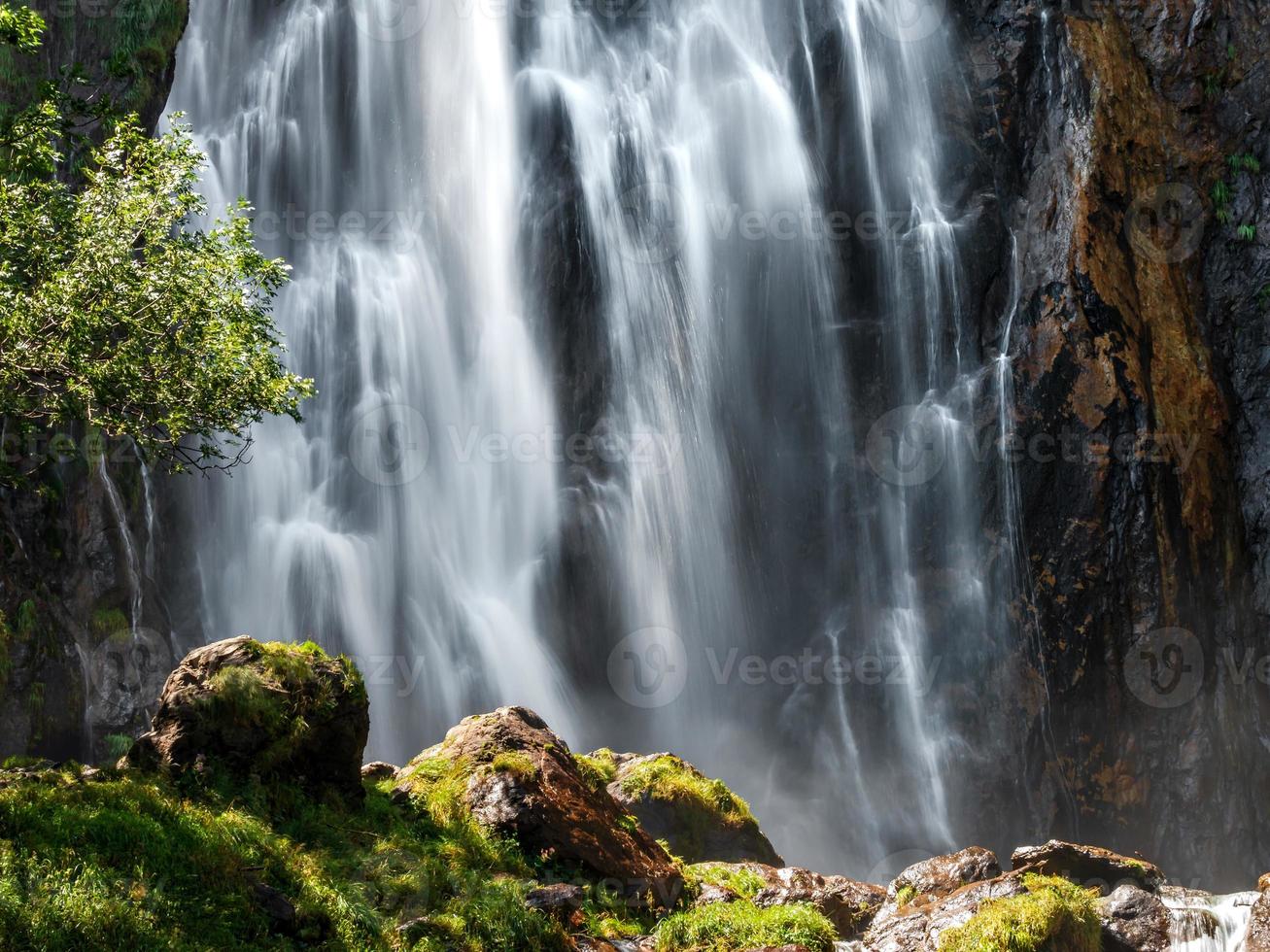 l'acqua che cade in una cascata crea una nuvola di polvere d'acqua. foto