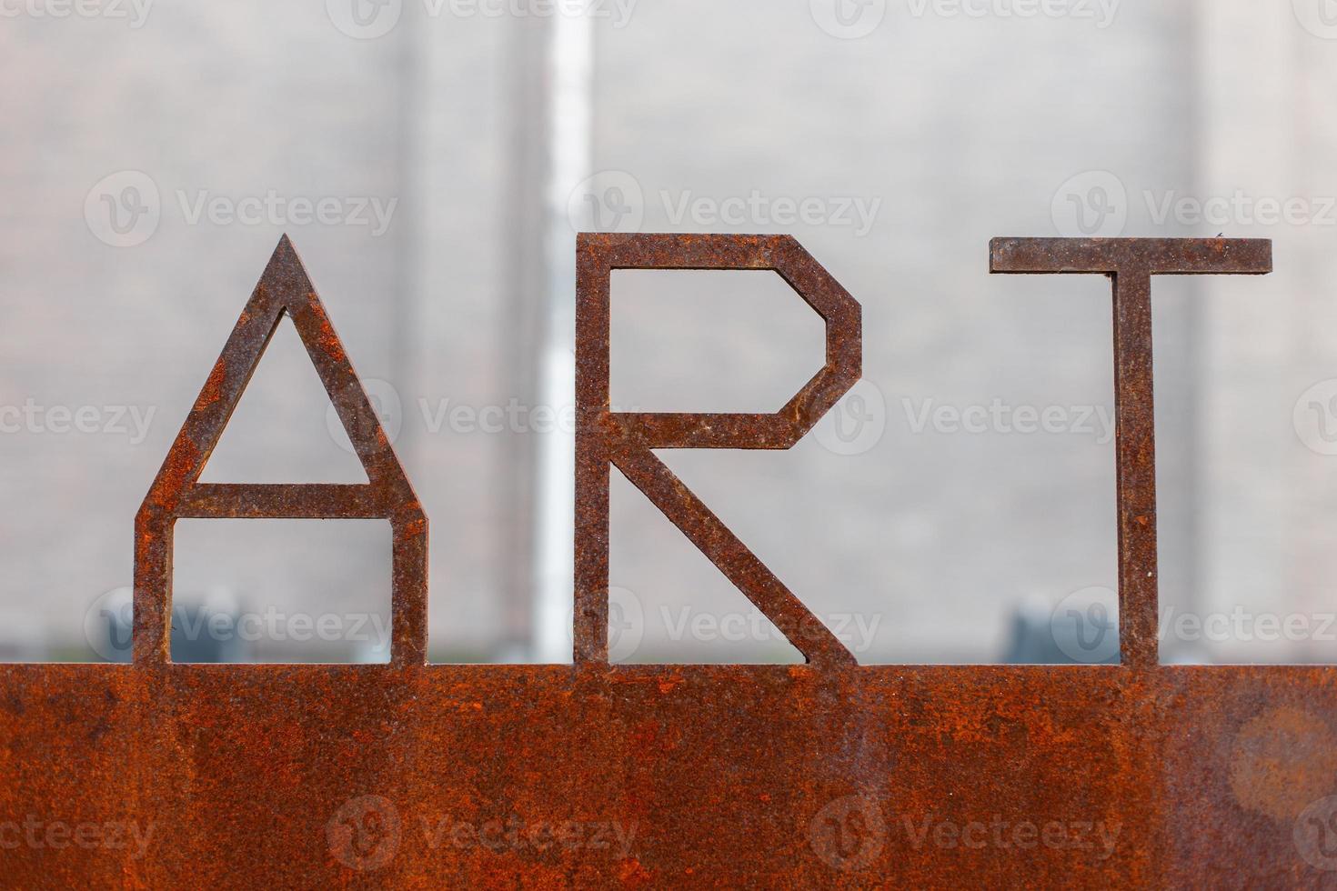 segno di metallo arrugginito. lettere art foto