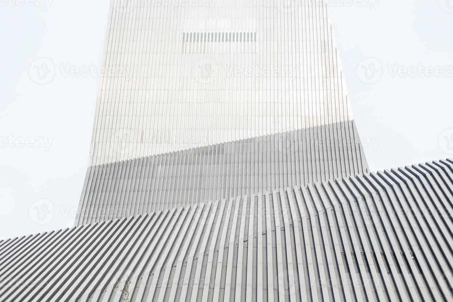 edificio moderno ed elegante con linee metalliche. foto