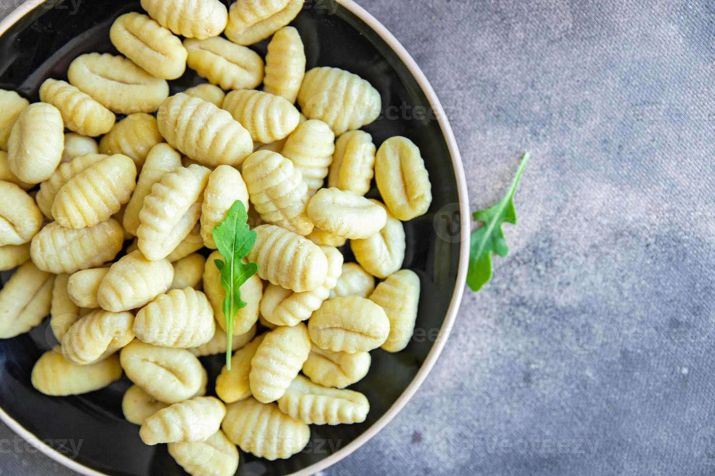 pasta di gnocchi crudi, cucina di patate pasto fresco cibo spuntino sul tavolo copia spazio cibo sfondo foto