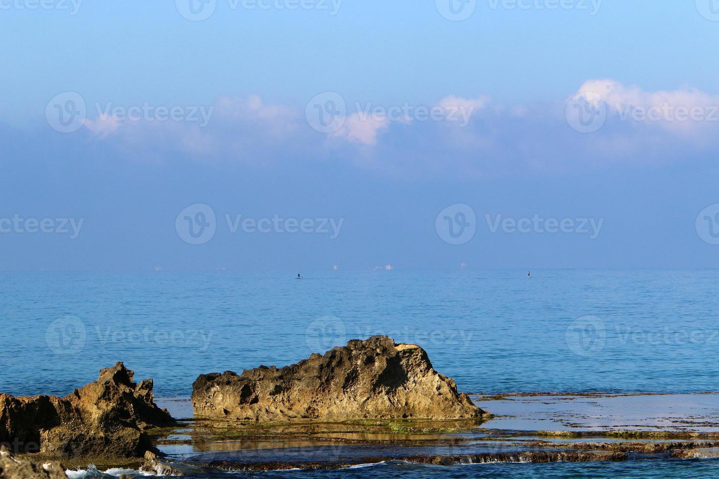 costa rocciosa del Mar Mediterraneo nel nord di Israele. foto