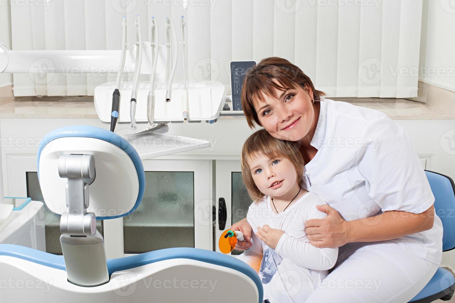 dentista e paziente che sorridono foto