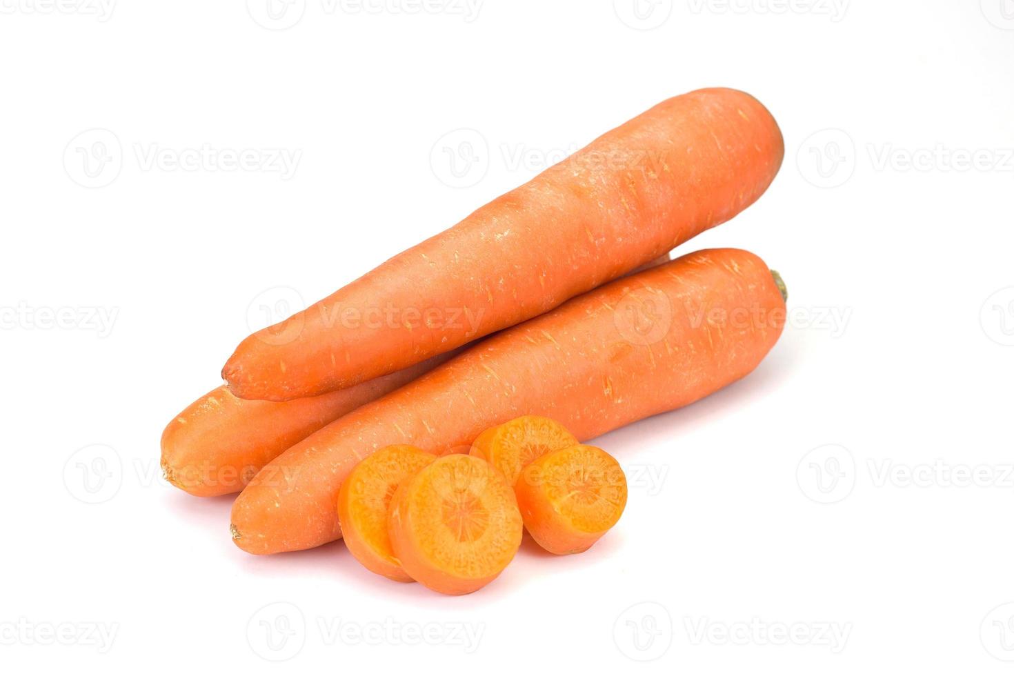 la carota su sfondo bianco foto