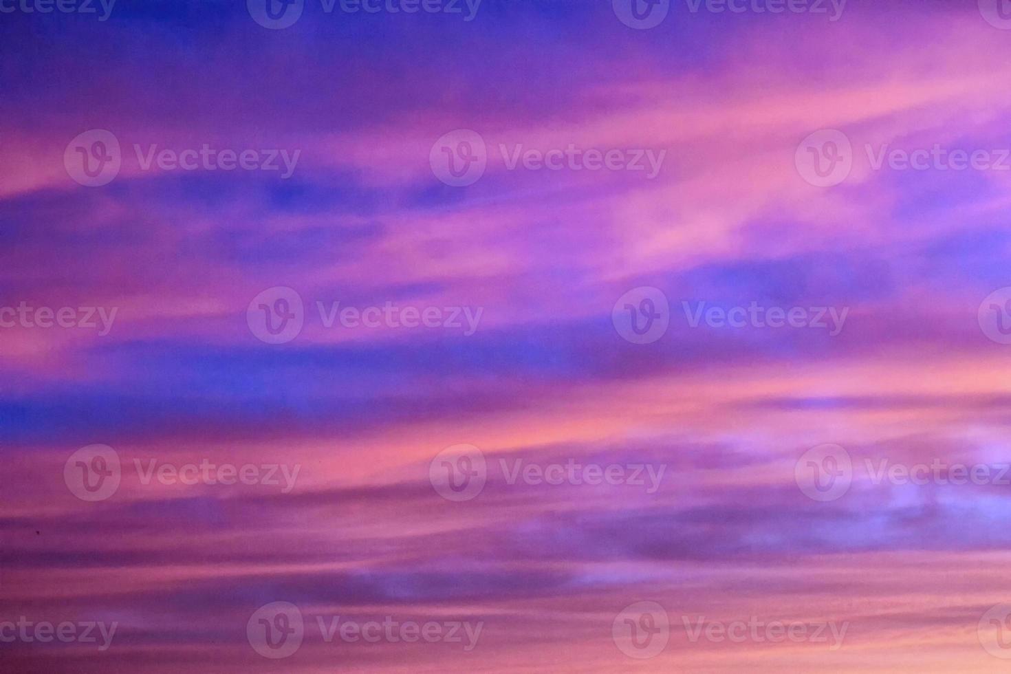 sfondo sfocato. cielo luminoso con soffici nuvole. foto